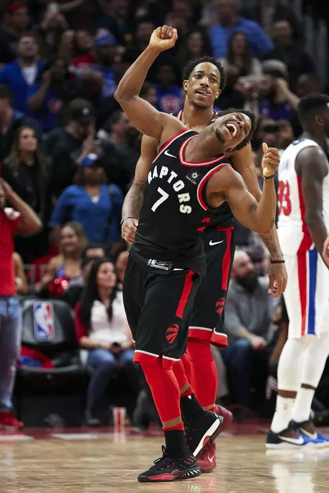 飞机携包裹 飞机携包裹