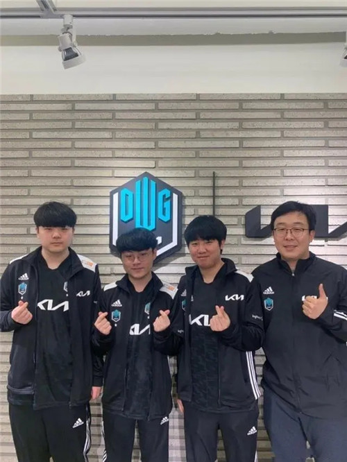 贴身防守 贴身防守